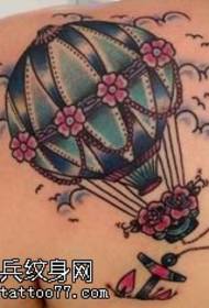 Modello tatuaggio spalla mongolfiera colorato