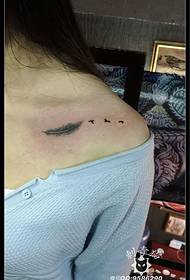 Ang pattern ng tattoo ng feather ng swave sa collarbone