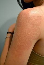 Fată umăr alb model de tatuaj vanilat invizibil