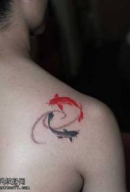 Piccola stampa di tatuaggi di pesce inchiostro sulla spalla