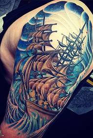 Schouder geschilderd zeilboot tattoo patroon