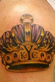 Pola tato mahkota lengan ungu dan emas yang besar