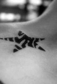 Váll fekete-fehér nagy csillagok egyedi tetoválás minta
