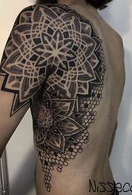 Na ramenu klasični uzorak za tetovažu vanilije totem