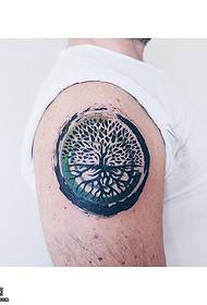 Patrón de tatuaje de árbol redondo de hombro