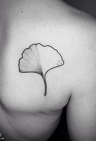Shoulder pricked ginkgo leaf tattoo pattern