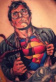 Superman-tatoeage op de schouder