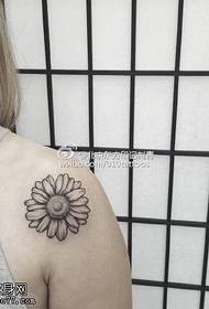 Schulter ein Gänseblümchen-Tattoo-Muster