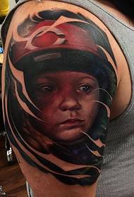 Tatuaggio da bambino con elmetto sulla spalla