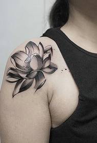 tetovaža lotosove tetovaže na djevojčinu ramenu