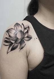 un tatuaggio di loto tatuaggio sulla spalla di una ragazza