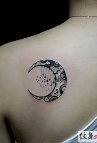 Schouder maan totem tattoo