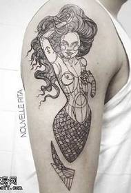 Patrón de tatuaje de sirena en el hombro
