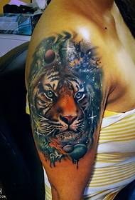 Tiger tatuering mönster på axel stjärnklar himmel