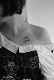 Na ramenih majhen valovit linijski tatoo vzorec