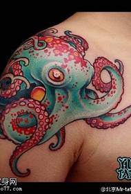 Modeli i tatuazhit të oktapodit të madh mbi shpatull