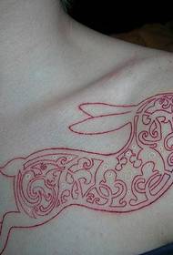 Tatuagem de totem de coelho no ombro