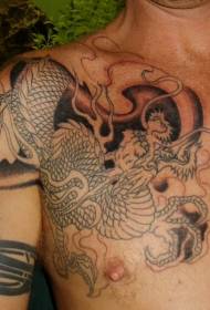 Veľký vzor tetovania draka na pleci človeka