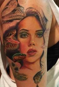 Naisen ison käsivarteen naismuotokuva ympäröi käärmetatuointi tatuointi