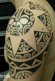 Schouder bloem totem tattoo patroon