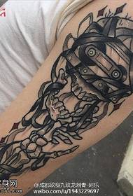 Motivo tatuaggio nastro teschio spalla