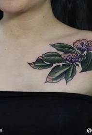 Klein blomme tatoeëringpatroon op die skouer