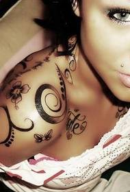 Vrouwelijke schouder mode totem tattoo