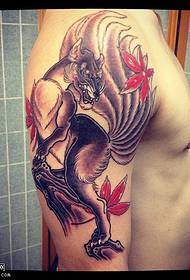 Modello di tatuaggio volpe a nove code sulla spalla
