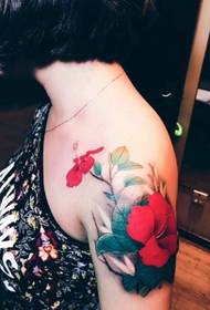 Tatuatge d’hibiscus d’espatlla exquisit i bonic