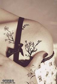 Iphethini le-tattoo yesihlahla sangaphansi