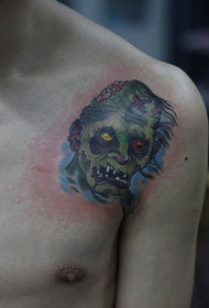 एक लड़के के कंधे पर सुंदर पुरुष ज़ोंबी टैटू