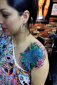 Olgun kadın omzuna güzel çiçek dövme
