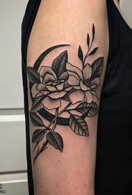 Na ramenu klasični cvjetni uzorak tetovaža