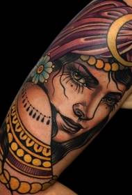 Retrato feminino en cor grande do brazo con patrón de tatuaxe de ornamento