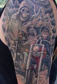 Arm koele motorfytsrider en tatoetpatroan foar dea skull