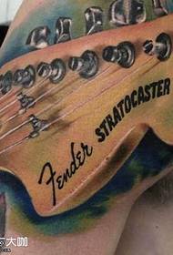 Узорак тетоваже на гитари на рамену