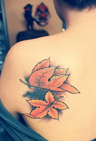Patrón de tatuaje de follas de arce vermello no ombreiro esquerdo da muller