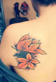Modello di tatuaggio da donna con spalla posteriore sinistra e foglia d'acero rossa