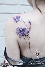 Patrón de tatuaxe de flor de iris de ombreiro