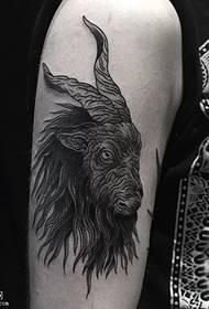Tetování s ovčí hlavou na rameni