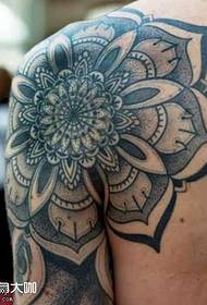 Ang pattern ng tattoo ng tattoo ng bulaklak ng balikat