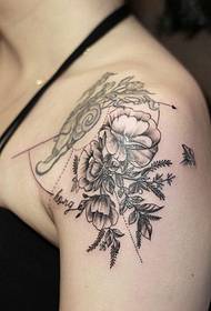 Нови модни узорак цвећа за тетоважу на рамену