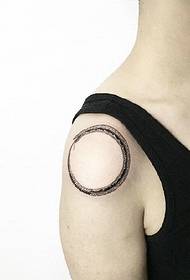 Gyvatės žiedo tatuiruotės modelis su pečių asmenybės baime