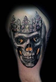 Realistiese kleurskedel en kroon tatoeëringpatroon