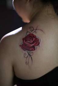 Sexy ombreiro perfumado cunha tatuaxe de rosa vermella