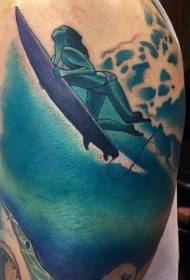 大臂冲浪的女性与鲨鱼纹身图案