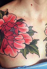 Girl bahu corak tatu bunga peony tradisional yang cantik