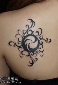 Uzorak za tetoviranje totem cvijeća na ramenu