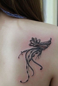 Тенденция на раменете за момичета на снимката на татуировката на веригата