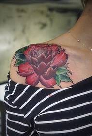 Tatuaje de flor de peonía en el hombro y la clavícula